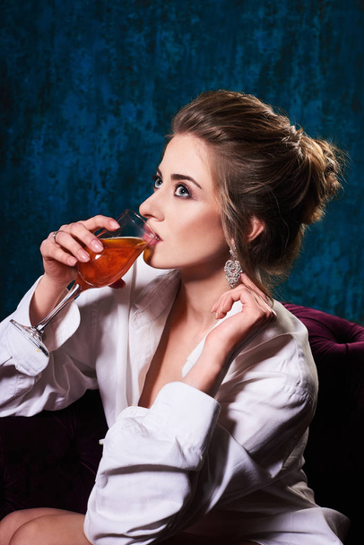 Mulher em vestido de noite na festa em casa no dia da mulher ou dia de São Valentim com copo de champanhe ou vinho espumante
 - Foto, Imagem