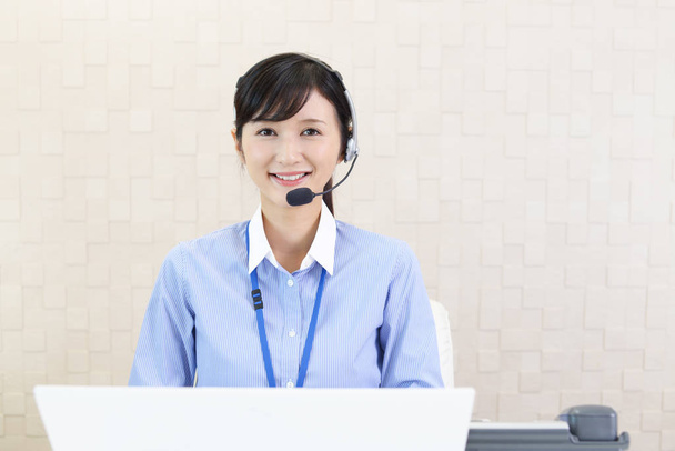 Operador de call center sorridente
  - Foto, Imagem