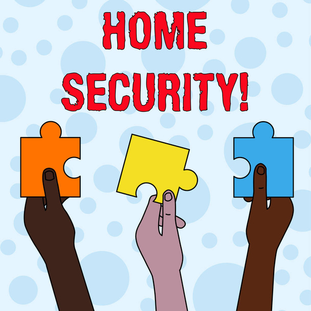 Handschrift Text Schreiben Home Security. Konzept bedeutet ein System, das Ihr Zuhause vor unerwünschten Eindringlingen schützt, drei farbige leere Puzzleteile, die in verschiedenen Händen gehalten werden. - Foto, Bild