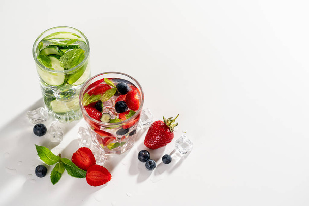 smoothies de désintoxication de fruits et légumes frais
 - Photo, image