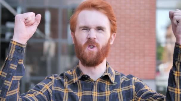 Redhead Beard Young Man Celebrating Success Outdoor - Séquence, vidéo