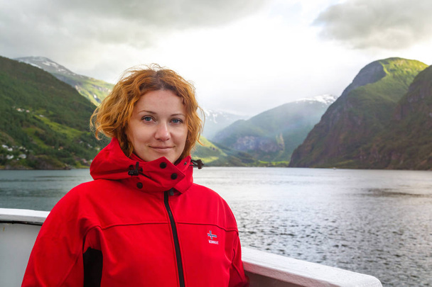 ノルウェーに旅行する若い女性 - 写真・画像