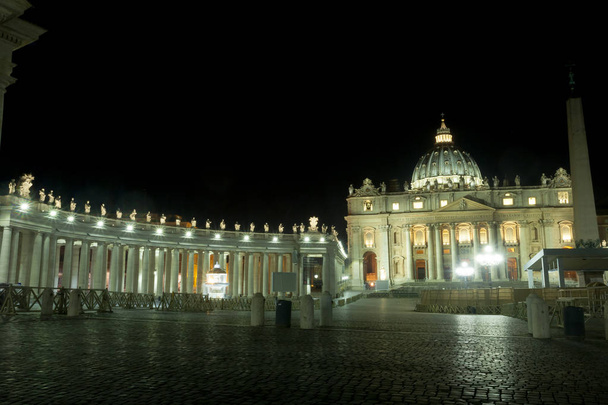 Piazza San Pietro yö kohtaus, Vatikaani kaupunki, Rooma
 - Valokuva, kuva