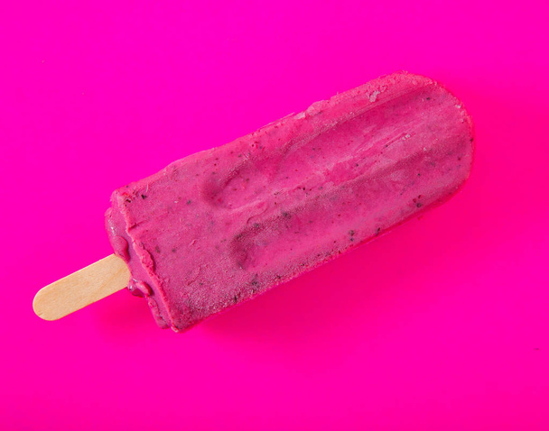 Живое мороженое со льдом на фиолетовом фоне
 - Фото, изображение