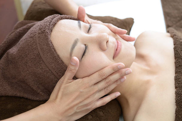 Mulher recebendo uma massagem facial
 - Foto, Imagem