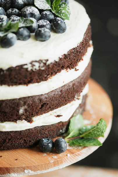 pastel de cocina en la mesa e ingredientes de la torta para hornear
 - Foto, Imagen