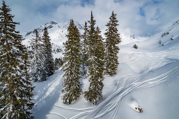 A estação de esqui Ski Arlberg em alpes austríacos
 - Foto, Imagem