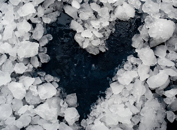 Pilha de gelo picado sobre fundo de pedra preta
  - Foto, Imagem