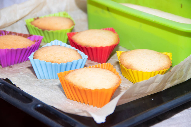 Muffins faits maison en silicone sur parchemin. Cuisson maison
 - Photo, image