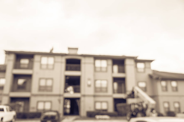 Imagen filtrada borrosa reemplazo de techo de fondo en progreso en el edificio de apartamentos en Estados Unidos
 - Foto, Imagen