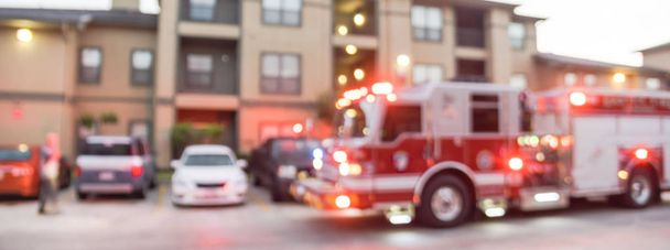 Vista panoramica sfocato evento disastro incendio di sfondo a complesso di appartamenti in America
 - Foto, immagini