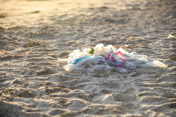 Сміття Екологічна проблема забруднення пластикових сміття в ок
 - Фото, зображення