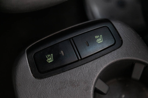  Zbliżenie samochodu czarno-brązowego wnętrze: skórzane tylne siedzenia i pasy bezpieczeństwa .  - Zdjęcie, obraz