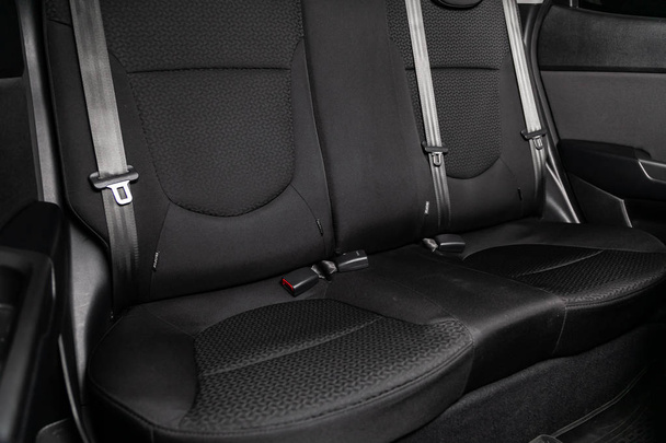  Κοντινό μέρος του αυτοκινήτου μαύρο και καφέ εσωτερικό: Δερμάτινα πίσω καθίσματα και ζώνες ασφαλείας .  - Φωτογραφία, εικόνα