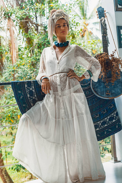 όμορφη νεαρή Μπόχο γυναίκα φορώντας τουρμπάνι και λευκό φόρεμα  - Φωτογραφία, εικόνα