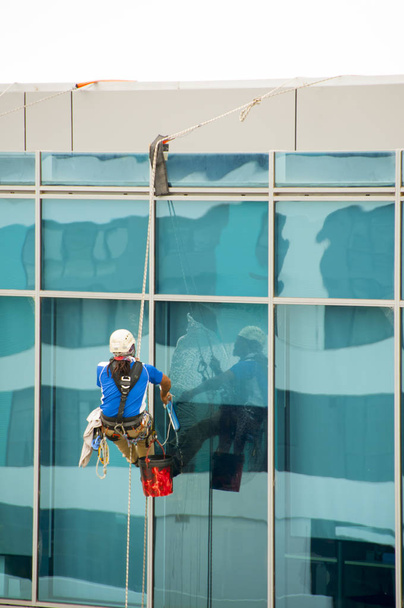 Очищення вікна на будові міста - Фото, зображення