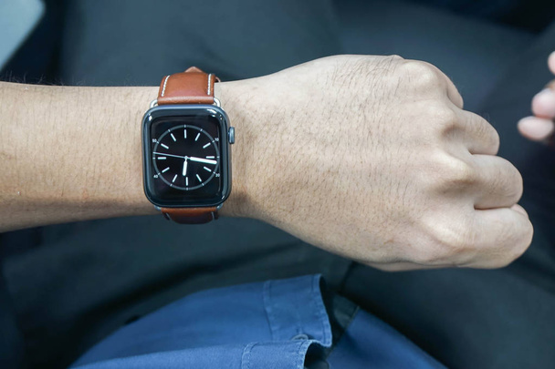 крупним планом бізнесмен носить цифровий смарт-годинник зі шкіряною смугою для роботи в офісі
 - Фото, зображення