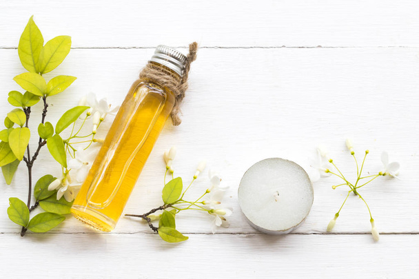 натуральные растительные масла экстракт белого мока цветок местной флоры Азии запахи аромат расположение плоский стиль лежа на фоне белого
 - Фото, изображение