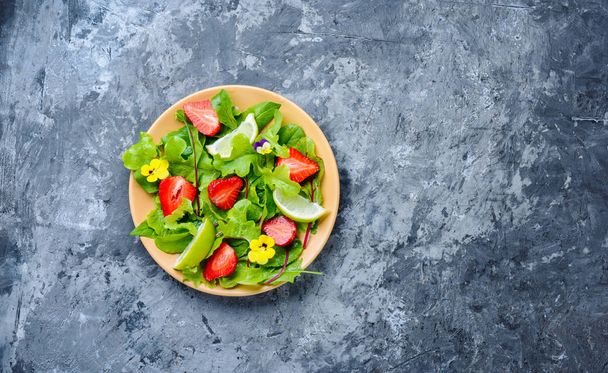 çilek ile yaz salatası - Fotoğraf, Görsel