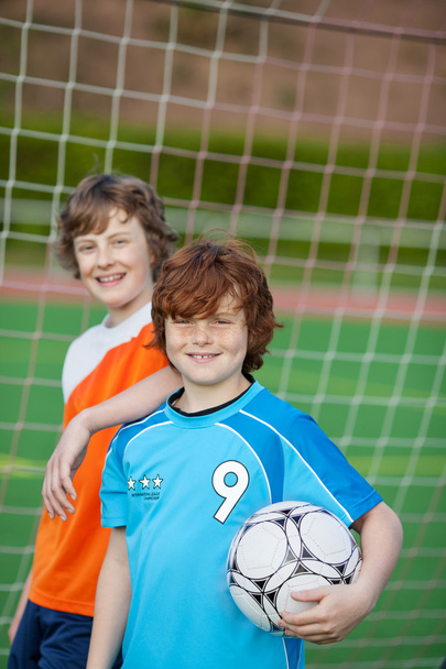 δύο νέους παίκτες μπροστά από το τέρμα ποδοσφαίρου - Φωτογραφία, εικόνα