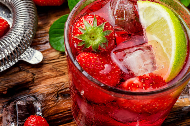 Cocktail aux fraises alcoolisées
 - Photo, image