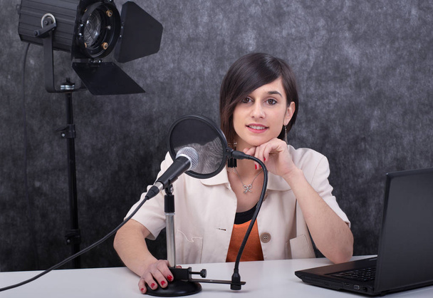 mladá žena pracující v rádiu - Fotografie, Obrázek