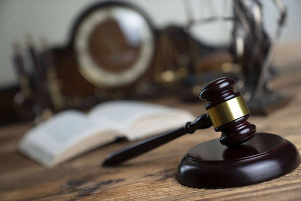 Έννοια του νόμου. Δικαστές σφυρί σε ρουστίκ ξύλινο τραπέζι. - Φωτογραφία, εικόνα