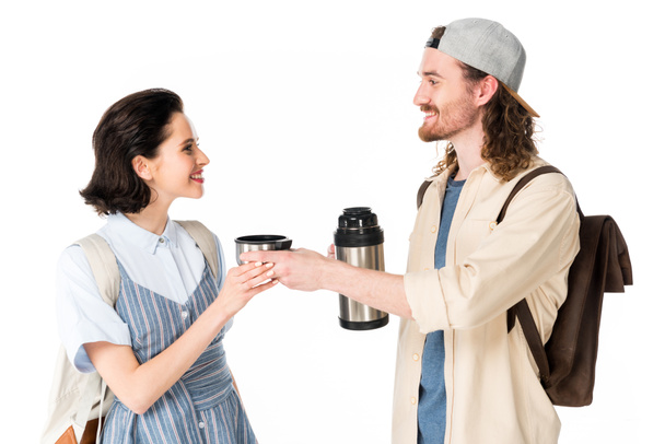 白で孤立した女の子とカップを共有する若い男の側面図 - 写真・画像