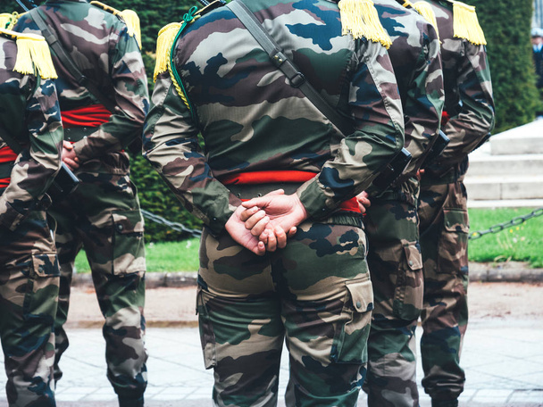 Manos de soldados Francia con banderas en el desfile el 8 de mayo
 - Foto, imagen