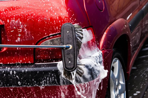 Ruční mytí aut s tlakovanou vodou a mýdlem v myčce na auta o - Fotografie, Obrázek