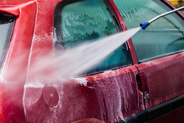 χειροκίνητο πλύσιμο αυτοκινήτων με πεπιεσμένο νερό και σαπούνι στο πλύσιμο του αυτοκινήτου o - Φωτογραφία, εικόνα