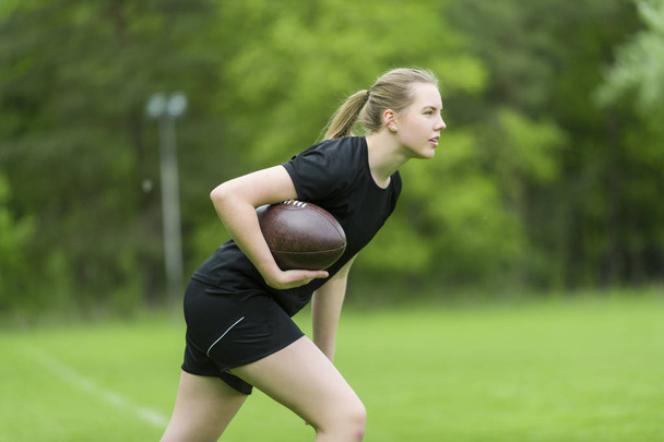 Dziewczyna gra rugby razem poza latem - Zdjęcie, obraz