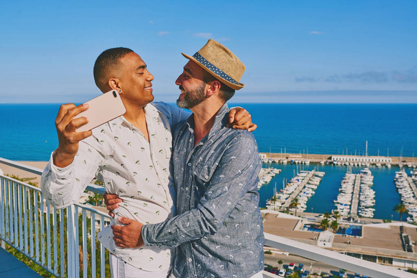 un couple gay utilisant un téléphone mobile
 - Photo, image