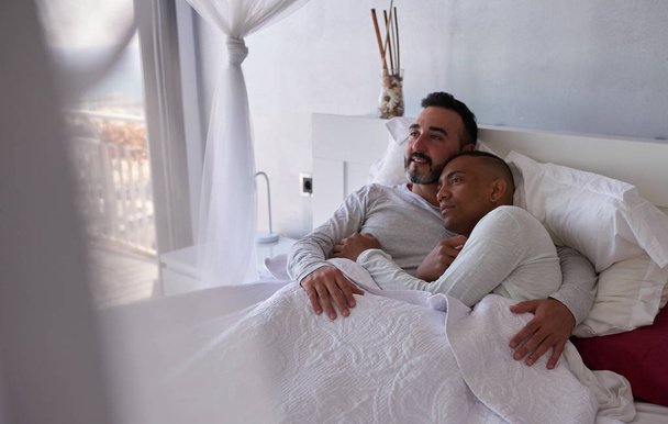 un interracial gay pareja en cama
 - Foto, Imagen