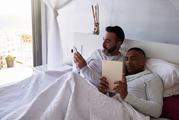 un interracial gay pareja en cama
 - Foto, imagen