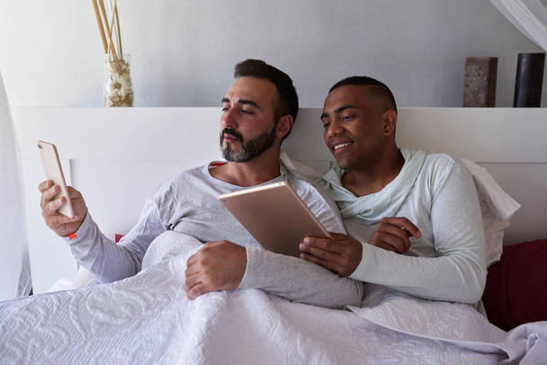 um interracial gay casal no cama
 - Foto, Imagem