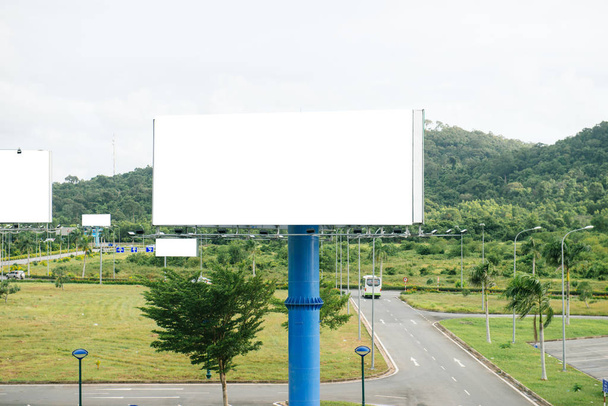 Portrét Billboard prázdný pro venkovní reklamní plakát na modré obloze slunce. - Fotografie, Obrázek
