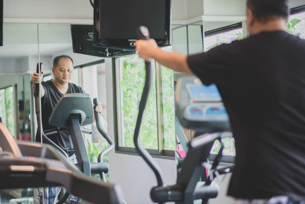 Asyalı adam Gym kilo kaybı egzersiz egzersiz dışarı çalışmak - Fotoğraf, Görsel