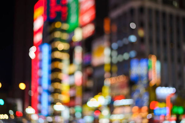 Размытые изображения света боке и знаменитой ночной жизни в районе Синдзюку. Улица освещена ночью
 - Фото, изображение