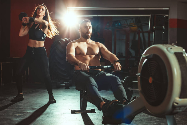 jovem casal muscular tendo treino no ginásio
 - Foto, Imagem