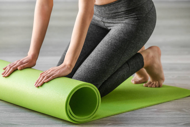 junge sportliche Frau mit Yogamatte im Fitnessstudio - Foto, Bild