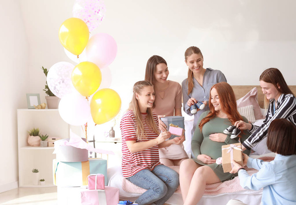 Gyönyörű terhes nő és barátai a baba zuhany Party - Fotó, kép