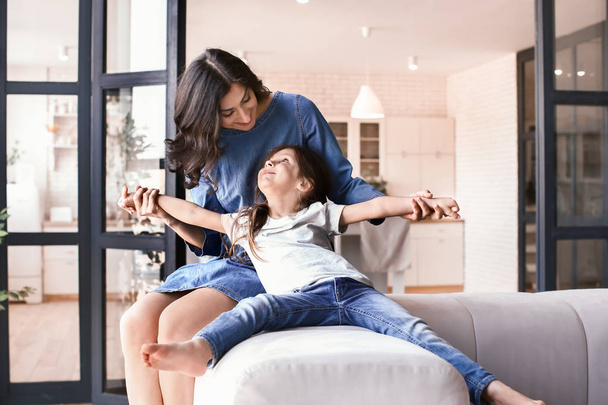 feliz madre e hija divirtiéndose en casa - Foto, imagen