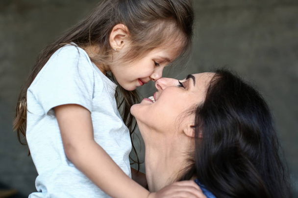 muotokuva onnellinen äiti ja tytär kotona
 - Valokuva, kuva