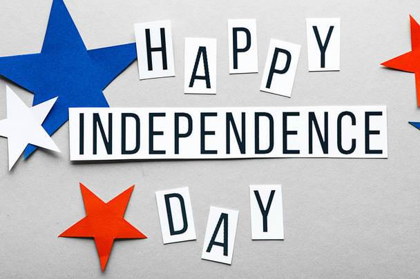 Tekst Happy Independence Day en sterren op grijze achtergrond - Foto, afbeelding