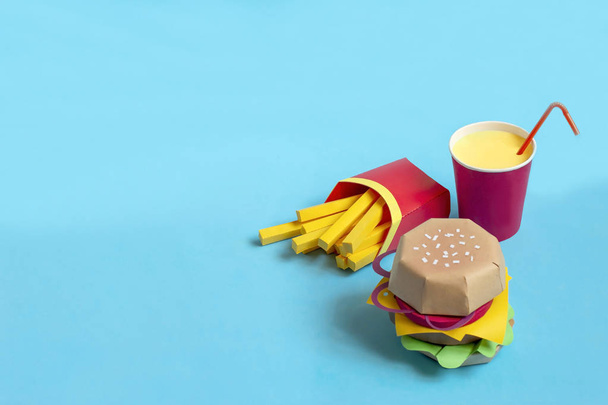 Hamburger, patatine fritte in scatola e bevande in vetro di carta
  - Foto, immagini