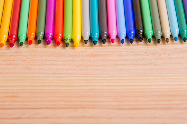 Барвисті маркери ручки на дерев'яному столі
 - Фото, зображення