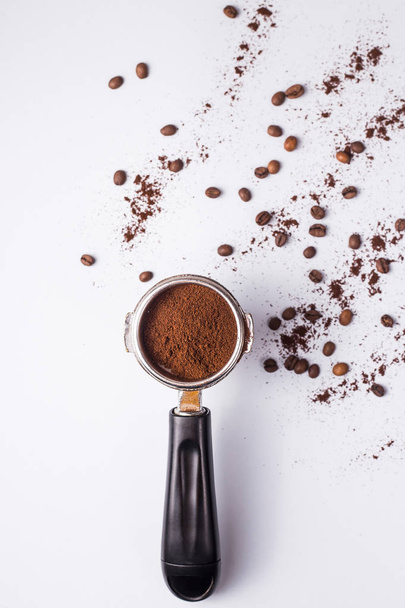 Tool voor het maken van professionele espresso koffie op een grijze tafel - Foto, afbeelding