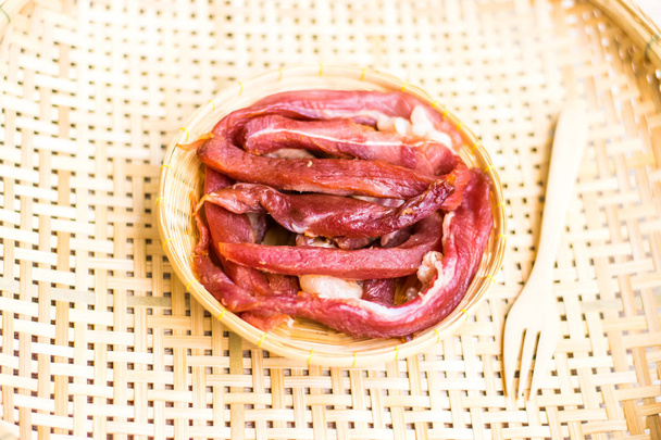 Сушене м'ясо в бамбуковій тарілці
 - Фото, зображення