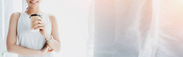πανοραμική βολή του χαμογελαστή Λάτιν επιχειρηματίας κρατώντας ένα Κύπελλο μίας χρήσης - Φωτογραφία, εικόνα